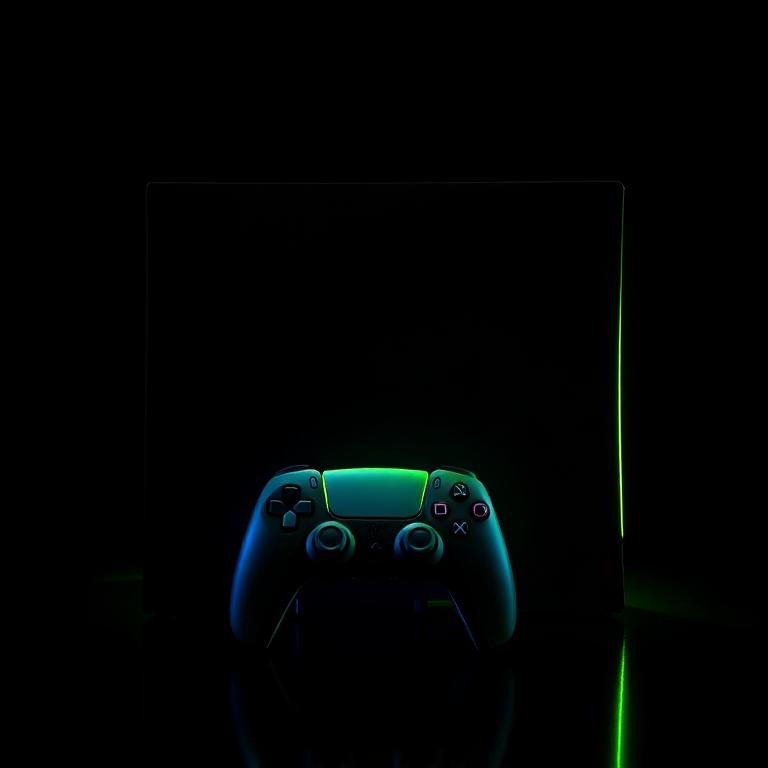 Console PlayStation 5 com controle e brilho neon verde
